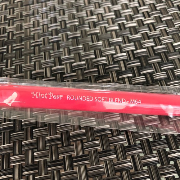 Mint Pear rounded soft blend (M64) makeup brush - Picture 2 of 3